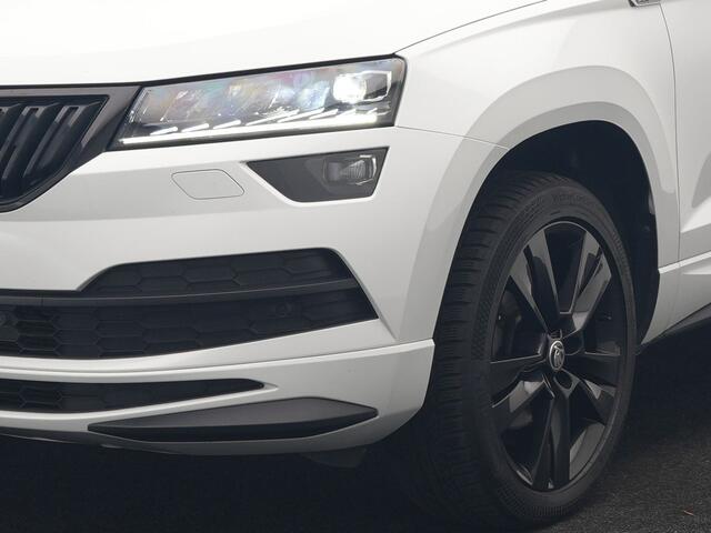 Skoda Karoq 1.5 TSI ACT Sportline DSG 150pk Dealer O.H | Panodak | Adaptive Cruise | Camera | RS Sportstoelen Verwarmd | Blis | Keyless | Apple Carplay | Black Optic | Virtual | Navigatie | DAB | 18"L.M |