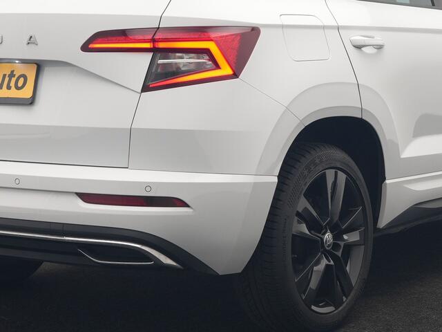 Skoda Karoq 1.5 TSI ACT Sportline DSG 150pk Dealer O.H | Panodak | Adaptive Cruise | Camera | RS Sportstoelen Verwarmd | Blis | Keyless | Apple Carplay | Black Optic | Virtual | Navigatie | DAB | 18"L.M |