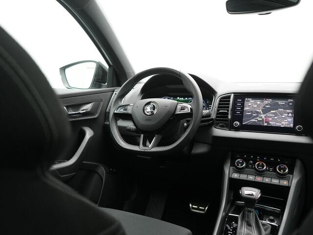 Skoda Karoq 1.5 TSI ACT Sportline DSG 150pk Dealer O.H | Panodak | Adaptive Cruise | Camera | RS Sportstoelen Verwarmd | Blis | Keyless | Apple Carplay | Black Optic | Virtual | Navigatie | DAB | 18"L.M |