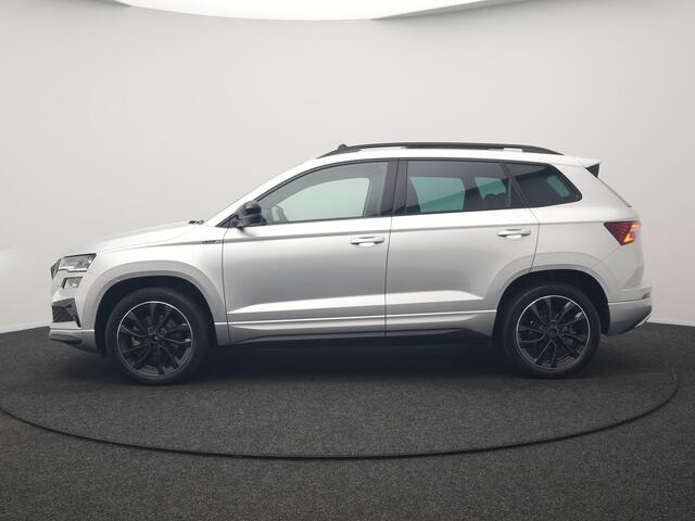 Skoda Karoq 1.5 TSI ACT Sportline Facelift Model 150pk DSG Dealer O.H | Trekhaak Af Fabriek | Adaptive Cruise | Crystal LED | Lederen Sportstoelen Memory & Verwarmd | Keyless | Sfeerverlichting | Apple Carplay | Verwarmd Sportstuur | Navigatie | Virtual | DAB |