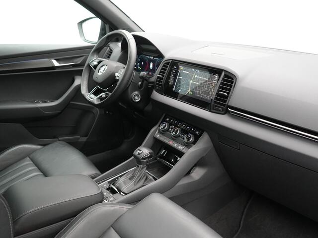 Skoda Karoq 1.5 TSI ACT Sportline Facelift Model 150pk DSG Dealer O.H | Trekhaak Af Fabriek | Adaptive Cruise | Crystal LED | Lederen Sportstoelen Memory & Verwarmd | Keyless | Sfeerverlichting | Apple Carplay | Verwarmd Sportstuur | Navigatie | Virtual | DAB |