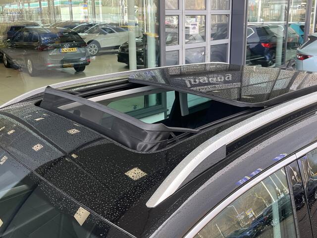 Skoda Karoq 1.5 TSI ACT Style / Panoramadak / Achteruitrij camera / Led verlichting / Elek Achterklep / 17''LMV