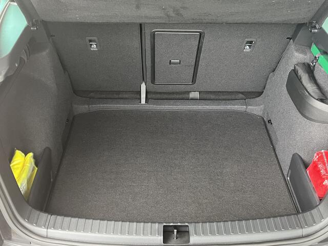 Skoda Karoq 1.5 TSI ACT Style / Panoramadak / Achteruitrij camera / Led verlichting / Elek Achterklep / 17''LMV