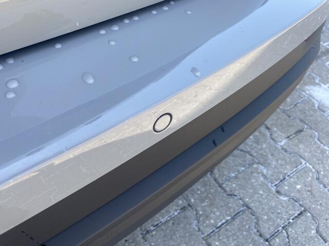 Skoda Karoq 1.5 TSI ACT Business Edition Plus Trekhaak wegklapbaar , Navigatie , adaptive Cruise