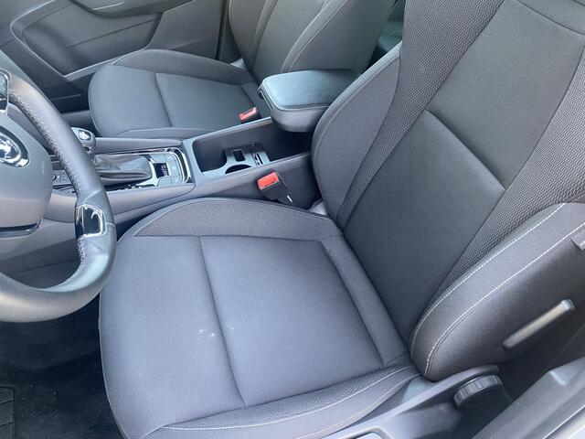 Skoda Karoq 1.5 TSI ACT Business Edition Plus Trekhaak wegklapbaar , Navigatie , adaptive Cruise