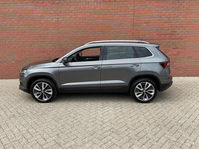 Skoda Karoq 1.5 TSI 150pk DSG Style Navigatie Apple Carplay/Android Auto Parkeersensoren Camera Adaptive Cruise Control Elektrische achterklep Wegklapbare trekhaak Stoel- en stuurverwarming Ledverlichting Virtual Cockpit Climate Control