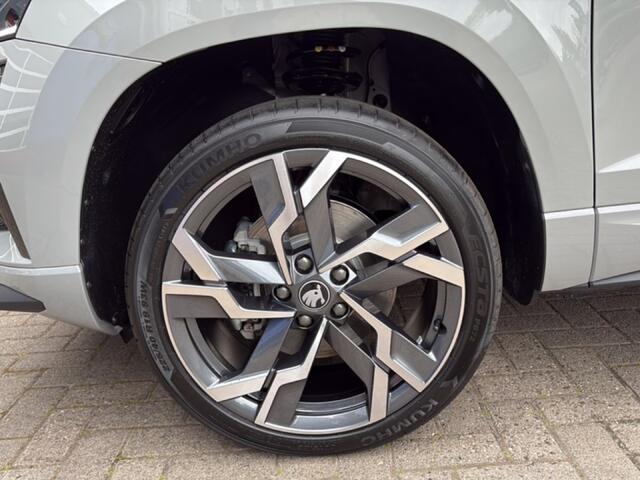 Skoda Karoq 1.5 TSI DSG SPORTLINE TREKHAAK/PANO-DAK/CAMERA/ELEK-KLEP/ACC/STOELVERW