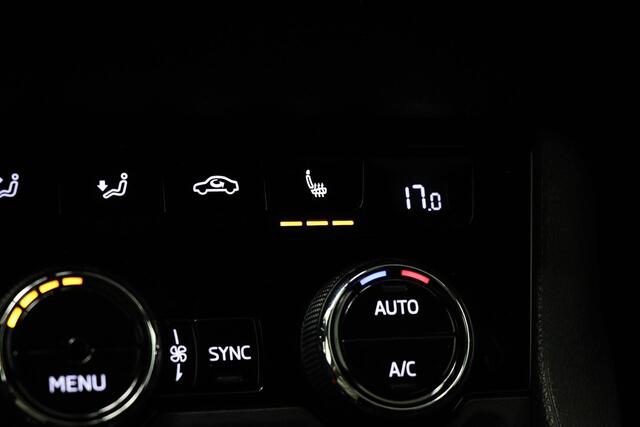 Skoda Karoq 1.5 TSI ACT Sportline Business | STOEL / STUUR- VERWARMING | DAB | APPLE | CAMERA | TREKHAAK | 19"