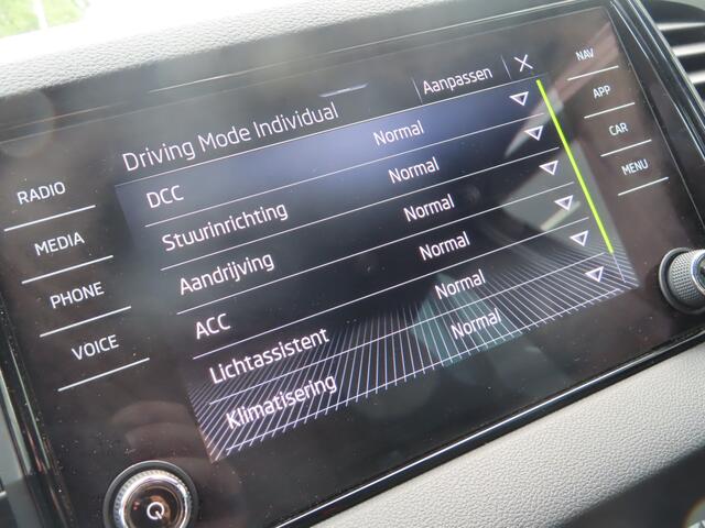 Skoda Karoq 1.5 TSI ACT Sportline Business | trekhaak wegklapbaar | verwarmbare voorruit | DCC | voorstoelen + achterbank verwarmd