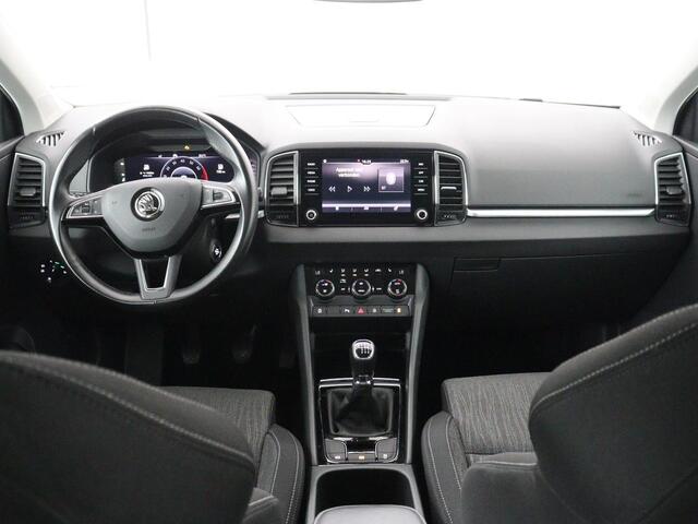 Skoda Karoq 1.5 TSI ACT Business Edition | Stoelverwarming | Navigatie | Carplay | Sfeerverlichting | Climate control | Park assist | Trekhaak