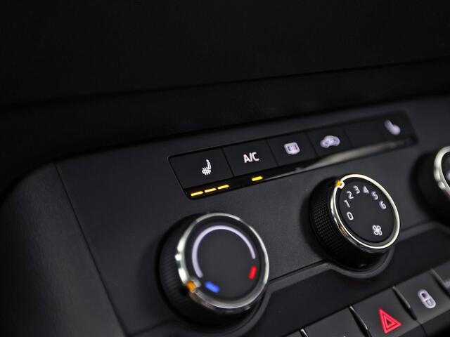 Skoda Karoq 1.5 TSI ACT Sport 150Pk (APPLE CARPLAY, CLIMATE, STOELVERWARMING, GETINT GLAS, SPORTSTOELEN, PARKEERSENSOREN, CRUISE, NIEUWSTAAT)