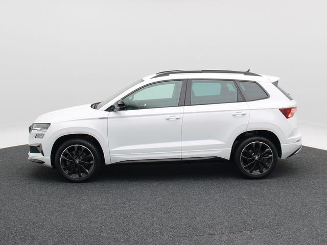 Skoda Karoq 1.5 TSi 150 Pk Automaat Sportline Business | Trekhaak | Stoel/Stuurverwarming | Panorama dak | Matrix LED | Camera | CarPlay | Parkeersensoren | 18 Inch | 50.137 Km !!
