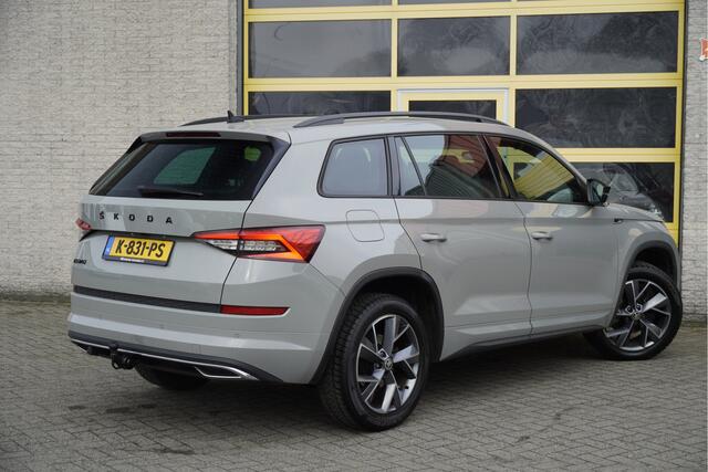 Skoda Kodiaq 1.5 TSI 150PK! Automaat Sportline Business BJ2021 Lmv 19" | Led V+A | Pdc | Keyless entry | Elek. trekhaak | Achteruitrijcamera | App-Connect | Navi | Virtual cockpit | Dashboard verlichting | Elek. Be stoel+Mem | Verwarmde voorstoelen | Zwarte hemel