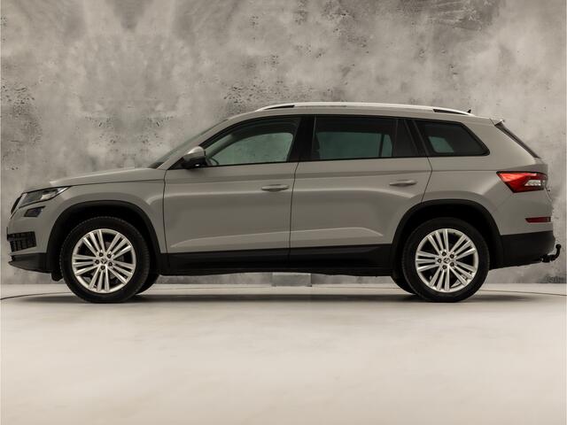 Skoda Kodiaq 1.5 TSI Sport 7 Persoons 150Pk Automaat (APPLE CARPLAY, GROOT NAVI, LEDER/ALCANTARA, CAMERA, TREKHAAK, SPORTSTOELEN, KEYLESS, GETINT GLAS, CRUISE, NIEUWE APK, NIEUWSTAAT)