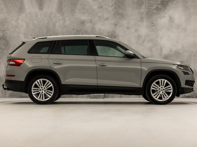 Skoda Kodiaq 1.5 TSI Sport 7 Persoons 150Pk Automaat (APPLE CARPLAY, GROOT NAVI, LEDER/ALCANTARA, CAMERA, TREKHAAK, SPORTSTOELEN, KEYLESS, GETINT GLAS, CRUISE, NIEUWE APK, NIEUWSTAAT)