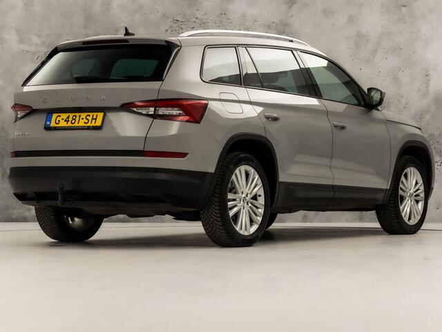 Skoda Kodiaq 1.5 TSI Sport 7 Persoons 150Pk Automaat (APPLE CARPLAY, GROOT NAVI, LEDER/ALCANTARA, CAMERA, TREKHAAK, SPORTSTOELEN, KEYLESS, GETINT GLAS, CRUISE, NIEUWE APK, NIEUWSTAAT)