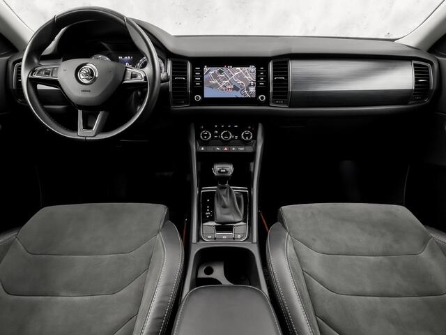Skoda Kodiaq 1.5 TSI Sport 7 Persoons 150Pk Automaat (APPLE CARPLAY, GROOT NAVI, LEDER/ALCANTARA, CAMERA, TREKHAAK, SPORTSTOELEN, KEYLESS, GETINT GLAS, CRUISE, NIEUWE APK, NIEUWSTAAT)