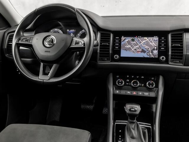 Skoda Kodiaq 1.5 TSI Sport 7 Persoons 150Pk Automaat (APPLE CARPLAY, GROOT NAVI, LEDER/ALCANTARA, CAMERA, TREKHAAK, SPORTSTOELEN, KEYLESS, GETINT GLAS, CRUISE, NIEUWE APK, NIEUWSTAAT)