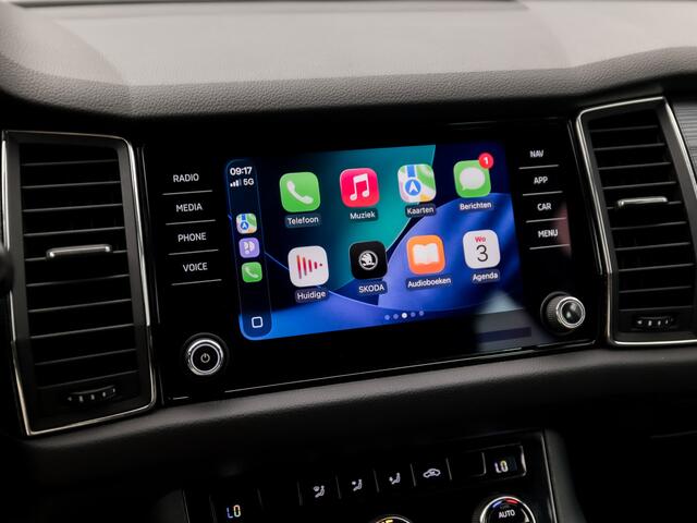 Skoda Kodiaq 1.5 TSI Sport 7 Persoons 150Pk Automaat (APPLE CARPLAY, GROOT NAVI, LEDER/ALCANTARA, CAMERA, TREKHAAK, SPORTSTOELEN, KEYLESS, GETINT GLAS, CRUISE, NIEUWE APK, NIEUWSTAAT)