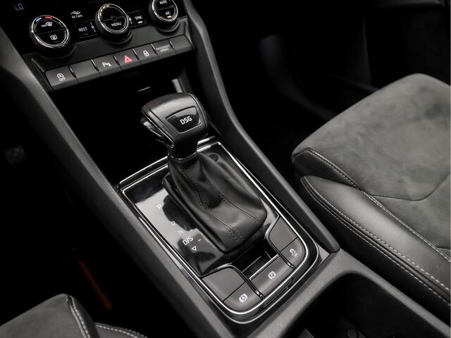Skoda Kodiaq 1.5 TSI Sport 7 Persoons 150Pk Automaat (APPLE CARPLAY, GROOT NAVI, LEDER/ALCANTARA, CAMERA, TREKHAAK, SPORTSTOELEN, KEYLESS, GETINT GLAS, CRUISE, NIEUWE APK, NIEUWSTAAT)
