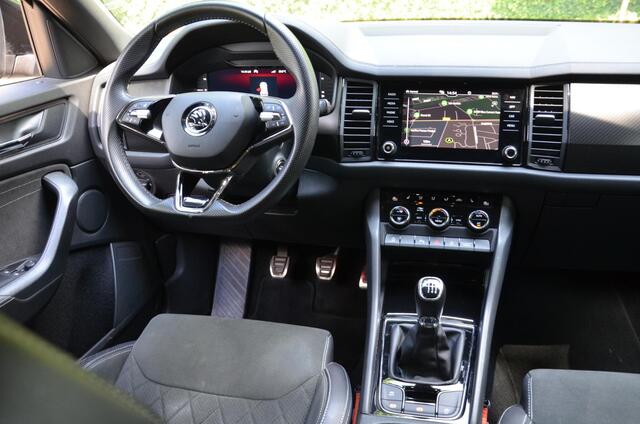 Skoda Kodiaq 1.5 TSI Sportline Business 7 Persoons. Navi/Led/Ecc/Pdc/Achteruitrij-camera/Stuur&Stoelverwarming/Half-Leer/Privacy-Glass/Cruise control adaptief/Elektrisch verstelbare stoelen/Wegklapbare trekhaak.