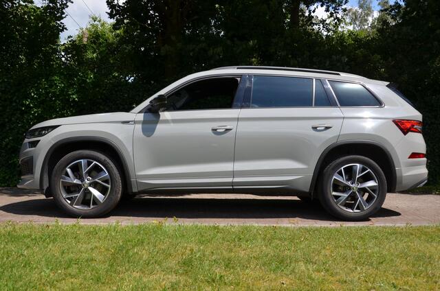 Skoda Kodiaq 1.5 TSI Sportline Business 7 Persoons. Navi/Led/Ecc/Pdc/Achteruitrij-camera/Stuur&Stoelverwarming/Half-Leer/Privacy-Glass/Cruise control adaptief/Elektrisch verstelbare stoelen/Wegklapbare trekhaak.