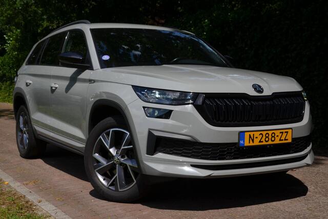 Skoda Kodiaq 1.5 TSI Sportline Business 7 Persoons. Navi/Led/Ecc/Pdc/Achteruitrij-camera/Stuur&Stoelverwarming/Half-Leer/Privacy-Glass/Cruise control adaptief/Elektrisch verstelbare stoelen/Wegklapbare trekhaak.