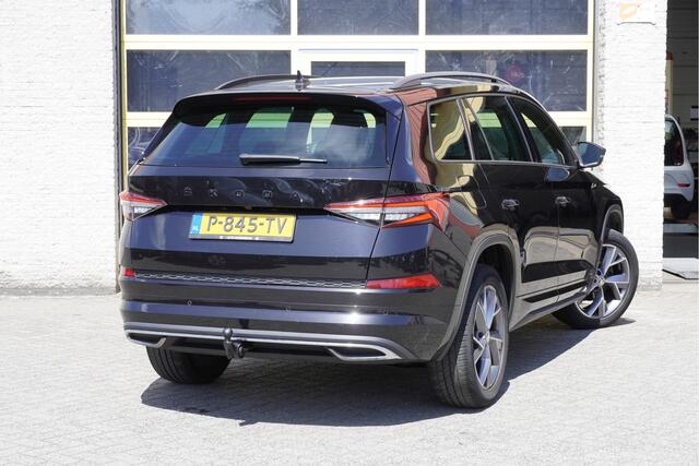 Skoda Kodiaq 1.5 TSI 150PK! Automaat Sportline Business BJ2022 Lmv | Led V+A | Pdc | Keyless | Elek. trekhaak | Elek. achterklep | Achteruitrijcamera | App-Connect | Navi | Virtual cockpit | Dashboard verlichting | Elek. Be stoel+Mem | Verwarmde voorstoelen | Nw-model