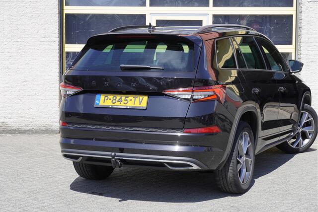 Skoda Kodiaq 1.5 TSI 150PK! Automaat Sportline Business BJ2022 Lmv | Led V+A | Pdc | Keyless | Elek. trekhaak | Elek. achterklep | Achteruitrijcamera | App-Connect | Navi | Virtual cockpit | Dashboard verlichting | Elek. Be stoel+Mem | Verwarmde voorstoelen | Nw-model
