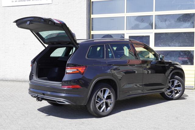 Skoda Kodiaq 1.5 TSI 150PK! Automaat Sportline Business BJ2022 Lmv | Led V+A | Pdc | Keyless | Elek. trekhaak | Elek. achterklep | Achteruitrijcamera | App-Connect | Navi | Virtual cockpit | Dashboard verlichting | Elek. Be stoel+Mem | Verwarmde voorstoelen | Nw-model