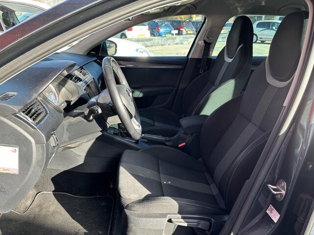 Skoda OCTAVIA Combi 1.0 TSI Greentech Style Business AUTOMAAT / RS-STOELEN / FULL LED / STOELVERW / GR NAVI / KEYLESS / CANTON / NL-AUTO