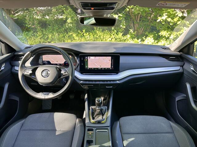 Skoda OCTAVIA Combi 1.0 TSI Business Edition Plus | Cruise Control | Parkeersensoren | Keyless Entry/Go | Stoelverwarming | Apple Carplay | Stop&Go | DAB | Lane Assist | Navigatie |