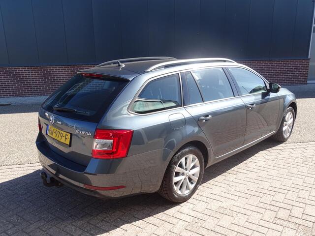 Skoda OCTAVIA Combi 1.0 TSI Greentech Ambition Business 6-Bak, Navigatie, Multimedia, Airco/ECC, CruiseControl, Parkeersensoren, Trekhaak, LM-velgen