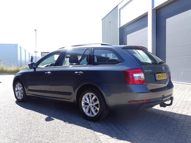 Skoda OCTAVIA Combi 1.0 TSI Greentech Ambition Business 6-Bak, Navigatie, Multimedia, Airco/ECC, CruiseControl, Parkeersensoren, Trekhaak, LM-velgen