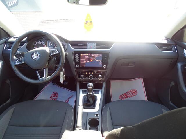 Skoda OCTAVIA Combi 1.0 TSI Greentech Ambition Business 6-Bak, Navigatie, Multimedia, Airco/ECC, CruiseControl, Parkeersensoren, Trekhaak, LM-velgen