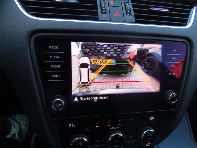 Skoda OCTAVIA Combi 1.0 TSI Greentech Ambition Business 6-Bak, Navigatie, Multimedia, Airco/ECC, CruiseControl, Parkeersensoren, Trekhaak, LM-velgen