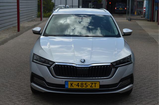 Skoda OCTAVIA Combi 1.5 e-TSI Business Edition O.a: PDC, Navi, Carplay, ACC, Clima, Rijklaar, Etc. All-in prijs!