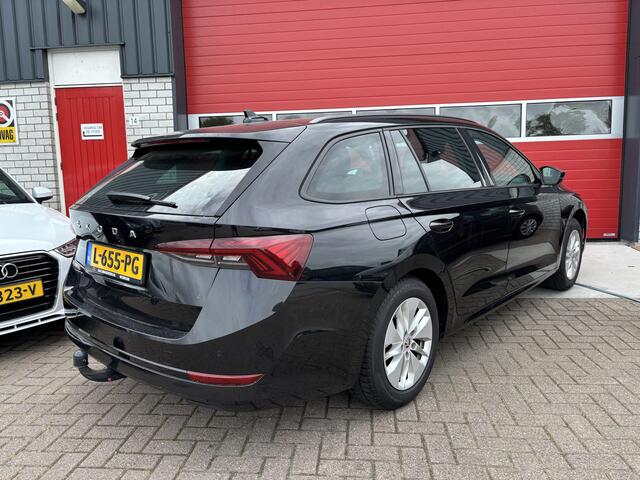 Skoda OCTAVIA Combi 1.0 TSI Business Edition TREKHAAK / CARPLAY / SFEERVERLICHTING / NAVI / CLIMA / PDC / BLUETOOTH / CRUISE / NL-AUTO