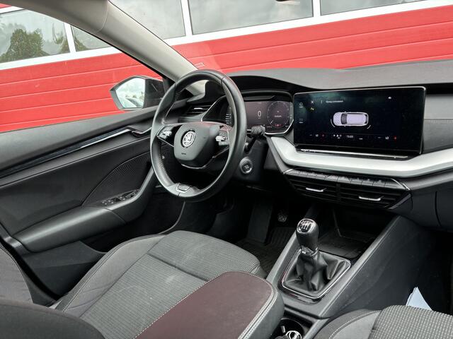 Skoda OCTAVIA Combi 1.0 TSI Business Edition TREKHAAK / CARPLAY / SFEERVERLICHTING / NAVI / CLIMA / PDC / BLUETOOTH / CRUISE / NL-AUTO