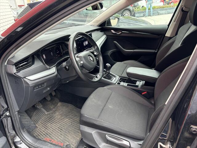 Skoda OCTAVIA Combi 1.0 TSI Business Edition TREKHAAK / CARPLAY / SFEERVERLICHTING / NAVI / CLIMA / PDC / BLUETOOTH / CRUISE / NL-AUTO