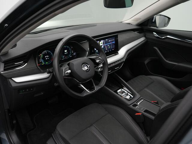 Skoda OCTAVIA Combi Style 1.4 TSI iV 204 pk DSG PHEV | Panoramadak | Trekhaak | Geheugenstoelen | Leder/alcantara | Head-up display | Adaptief onderstel | Stuur-/achterbankverwarming