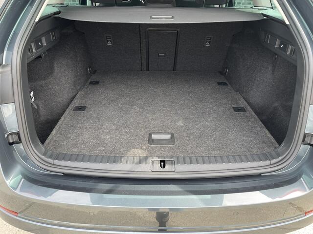 Skoda OCTAVIA Combi 1.5 e-TSI Business Edition Plus | Trekhaak | Head-Up | Carplay | LED | Sfeerverl. | Camera | Memory