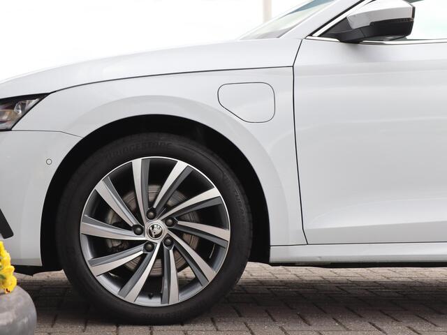Skoda OCTAVIA Combi 1.4 TSI 204 pk DSG iV PHEV Style | Panoramadak | Alcantara | SmartLink | Camera | Adaptive Cruise | Stoel + Achterbank Verwarming | Elektrische bestuurdersstoel | Stuurverwarming | Elektrische klep |