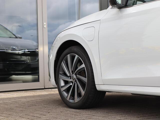 Skoda OCTAVIA Combi 1.4 TSI 204 pk DSG iV PHEV Style | Panoramadak | Alcantara | SmartLink | Camera | Adaptive Cruise | Stoel + Achterbank Verwarming | Elektrische bestuurdersstoel | Stuurverwarming | Elektrische klep |