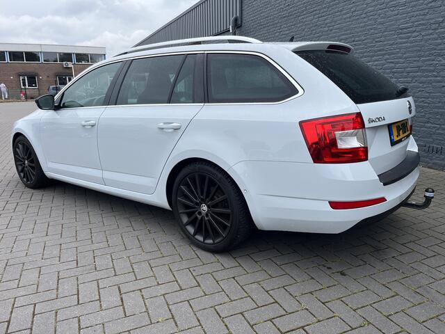 Skoda OCTAVIA Combi 2.0 TDI 150PK Greentech Style Businessline / Navi / Cruise-ctr. / Park-assist / 18" Lmv / Trekhaak / Privacy glass / Canton audio / Apk juni-20226