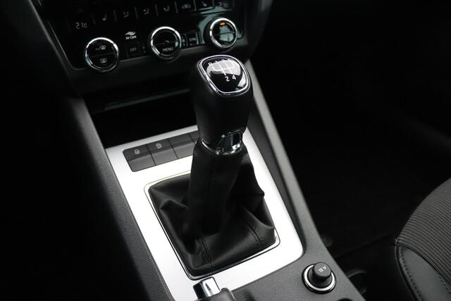 Skoda OCTAVIA Combi 1.6 TDI Greentech Ambition Business | STOELVERWARMING | PARKEERSENSOREN | APPLE CARPLAY | NAVI | CRUISE | TREKHAAK |