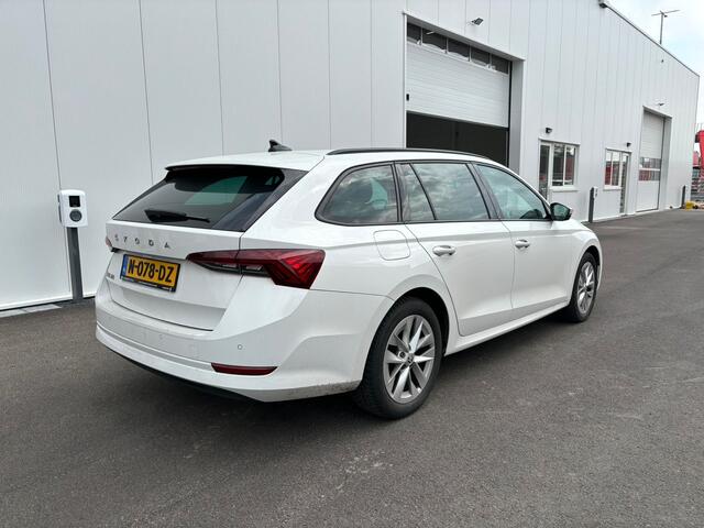 Skoda OCTAVIA Combi 1.5 TSI First Edition | Navi | Parkeerhulp | Optiek zwart | 150pk!