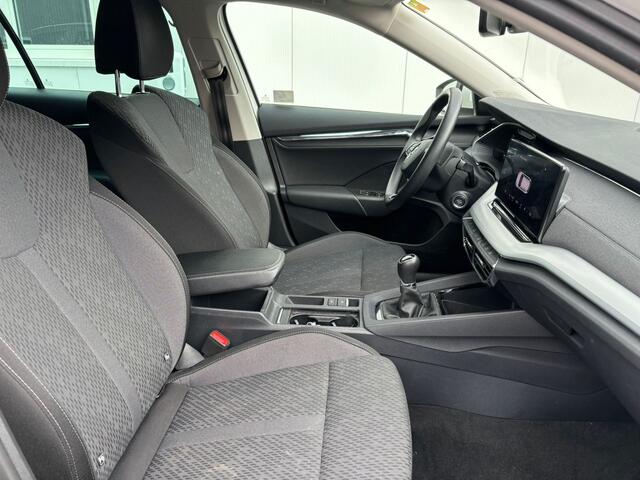 Skoda OCTAVIA Combi 1.5 TSI First Edition | Navi | Parkeerhulp | Optiek zwart | 150pk!