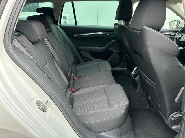Skoda OCTAVIA Combi 1.5 TSI First Edition | Navi | Parkeerhulp | Optiek zwart | 150pk!
