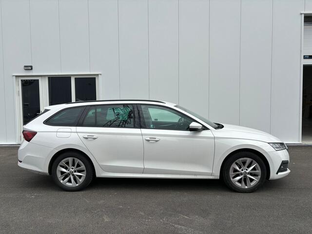 Skoda OCTAVIA Combi 1.5 TSI First Edition | Navi | Parkeerhulp | Optiek zwart | 150pk!